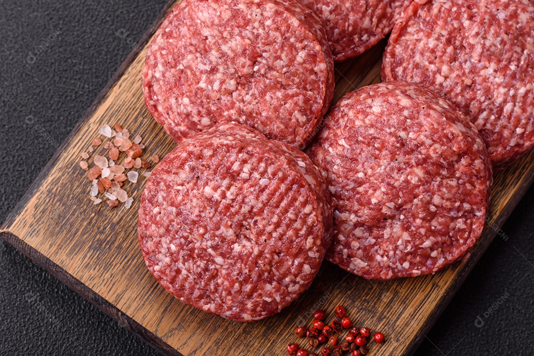 A imagem mostra hambúrgueres de carne crua, prontos para serem cozinhados. Esses patty