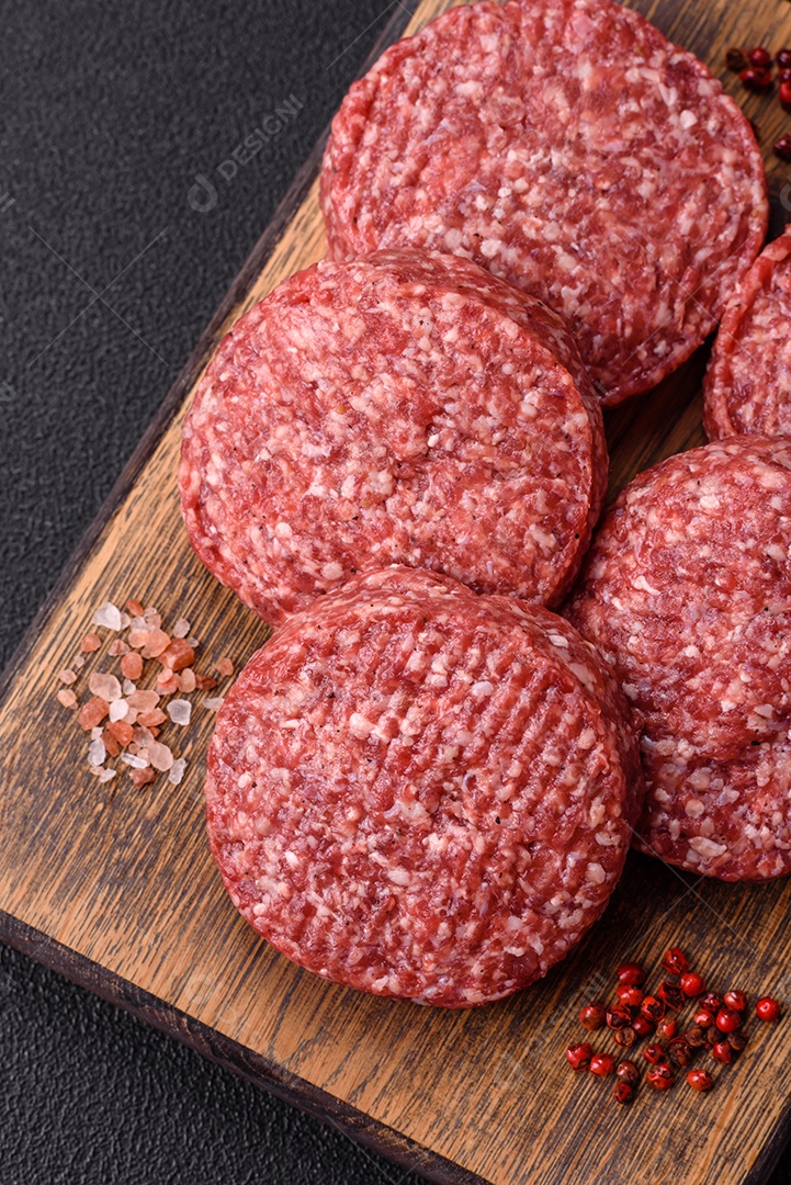 A imagem mostra hambúrgueres de carne crua, prontos para serem cozinhados. Esses patty
