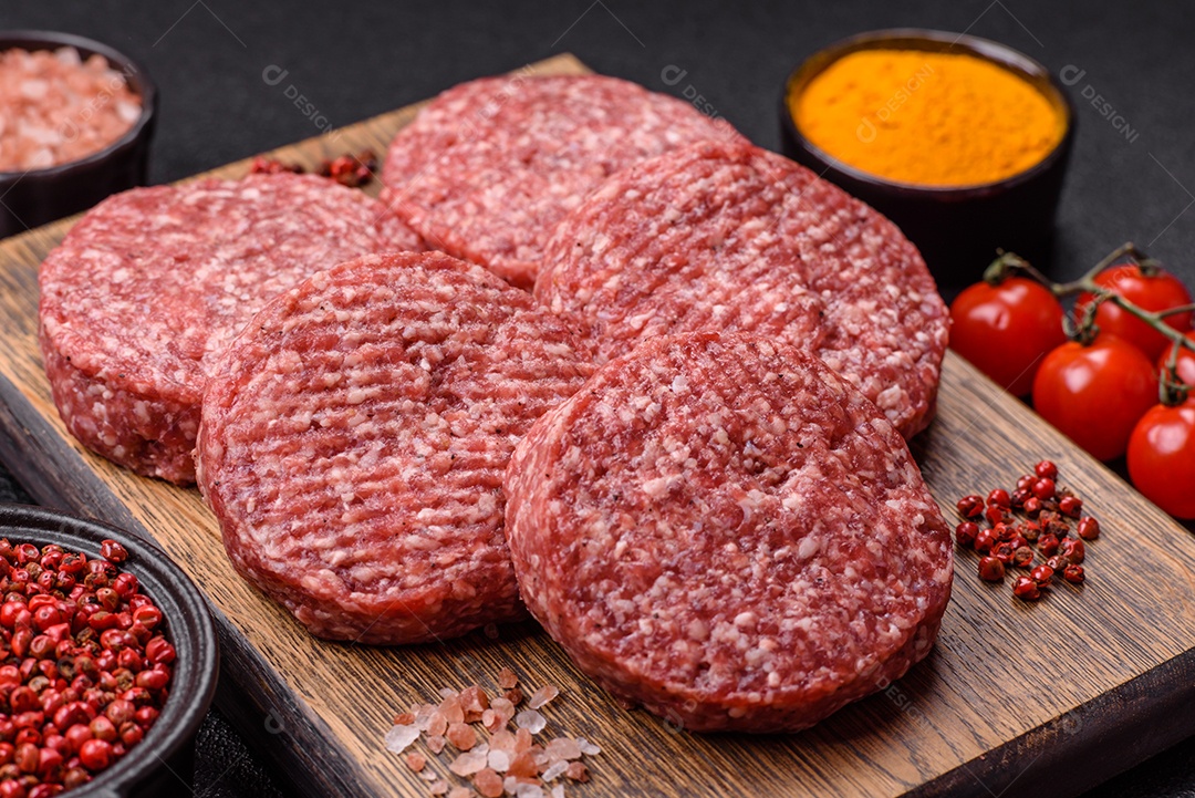 A imagem mostra hambúrgueres de carne crua, prontos para serem cozinhados. Esses patty