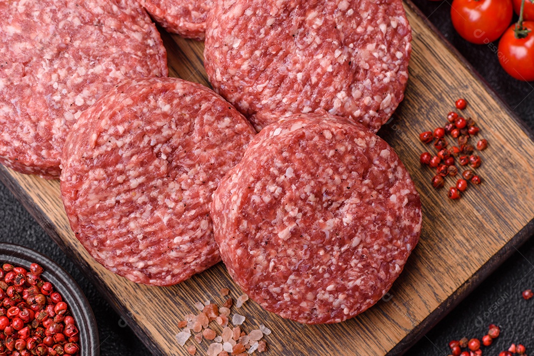 A imagem mostra hambúrgueres de carne crua, prontos para serem cozinhados. Esses patty