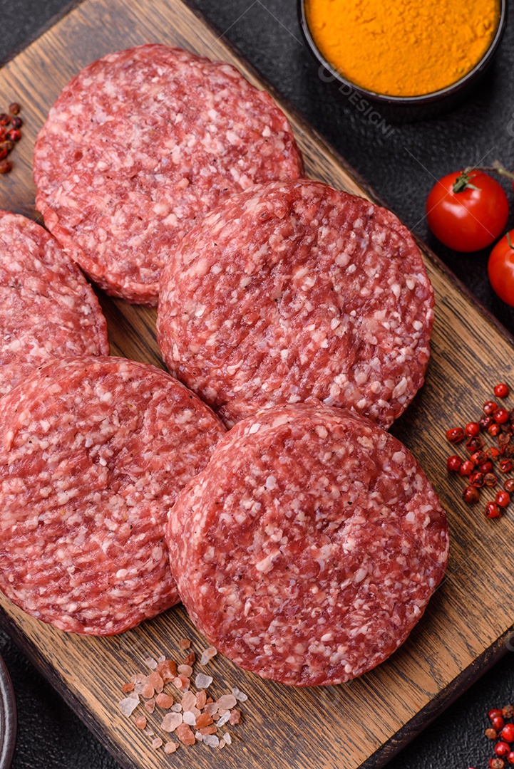 A imagem mostra hambúrgueres de carne crua, prontos para serem cozinhados. Esses patty