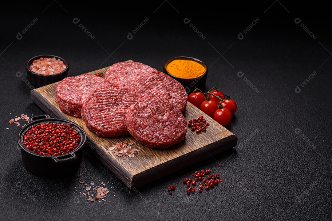 A imagem mostra hambúrgueres de carne crua, prontos para serem cozinhados. Esses patty