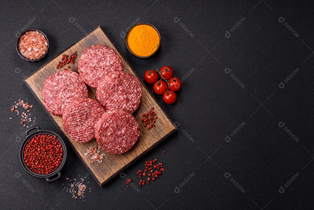 A imagem mostra hambúrgueres de carne crua, prontos para serem cozinhados. Esses patty