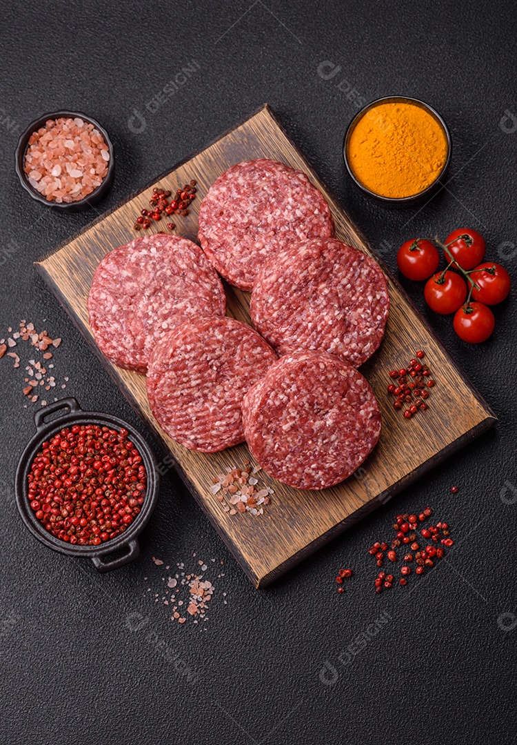 A imagem mostra hambúrgueres de carne crua, prontos para serem cozinhados. Esses patty