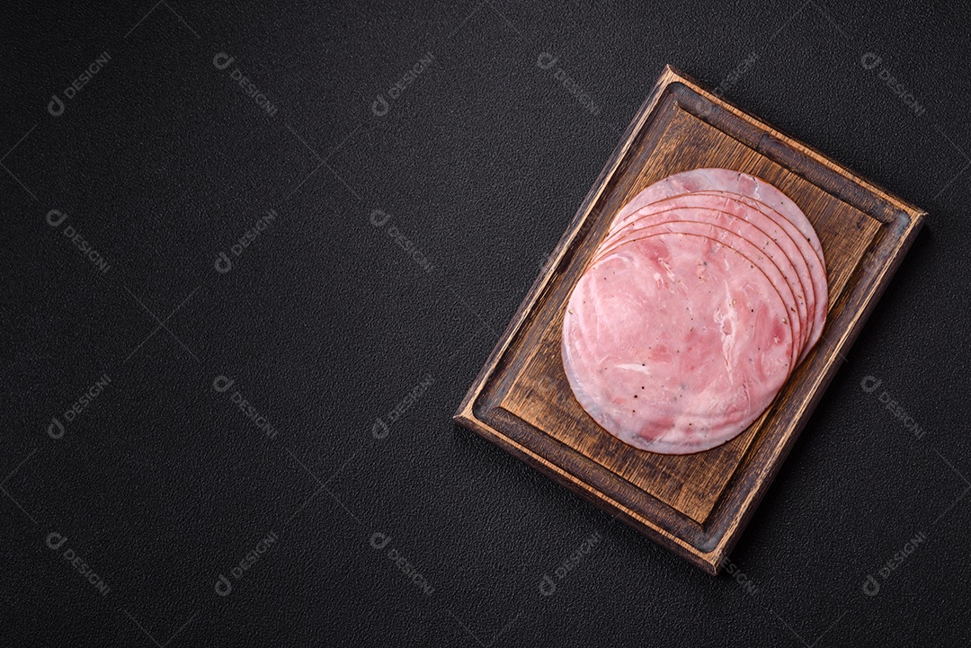 A imagem mostra fatias de presunto, um produto alimentar popular feito a partir da perna do porco