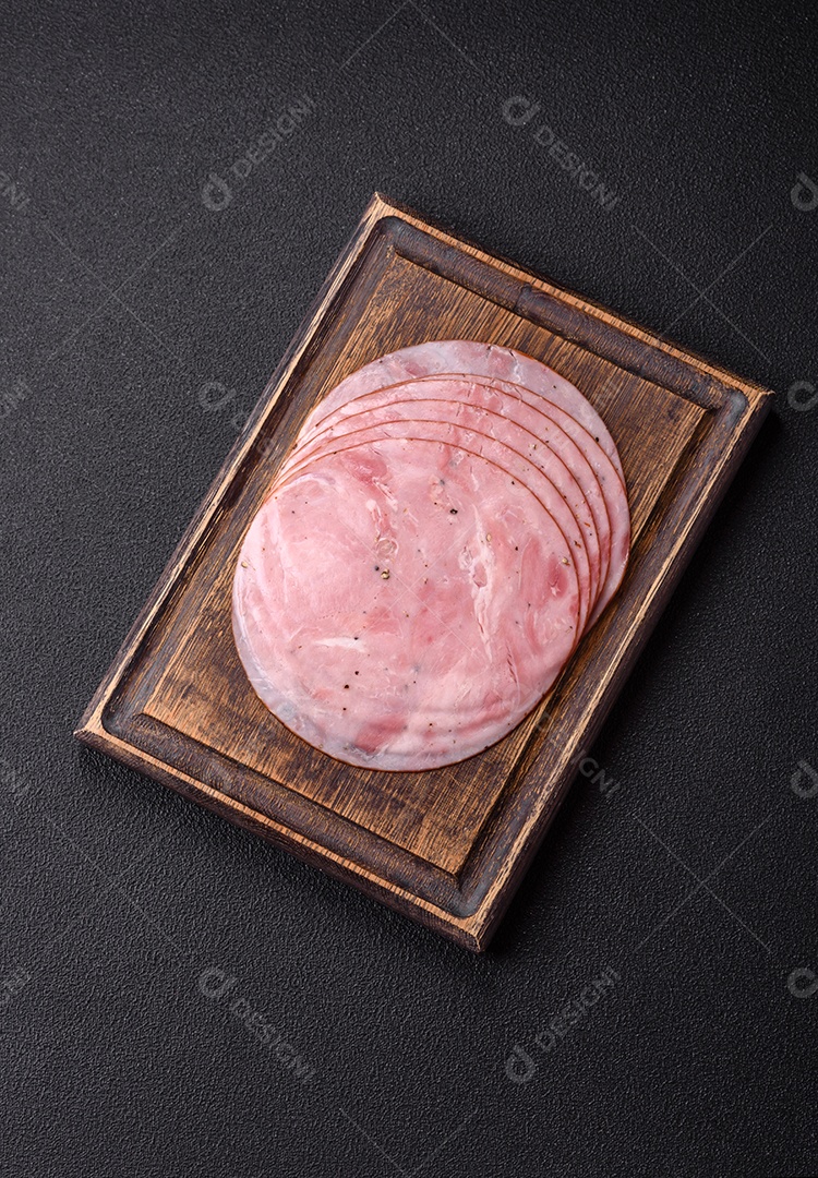 A imagem mostra fatias de presunto, um produto alimentar popular feito a partir da perna do porco