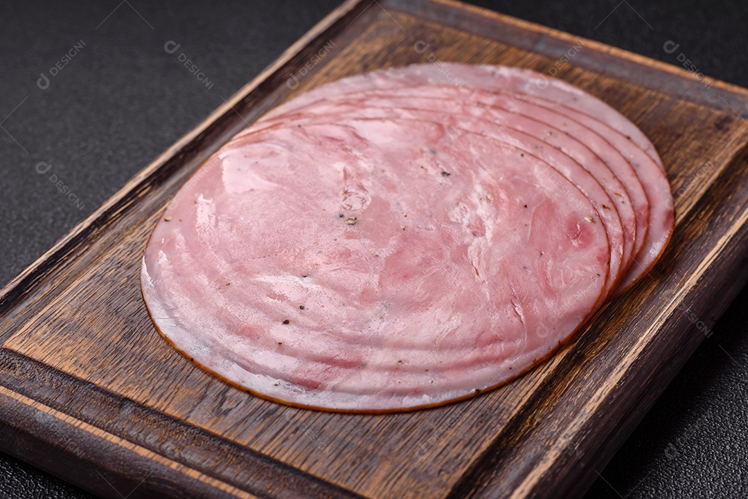 A imagem mostra fatias de presunto, um produto alimentar popular feito a partir da perna do porco