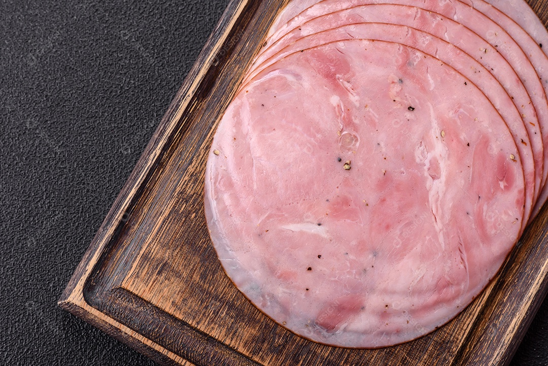 A imagem mostra fatias de presunto, um produto alimentar popular feito a partir da perna do porco