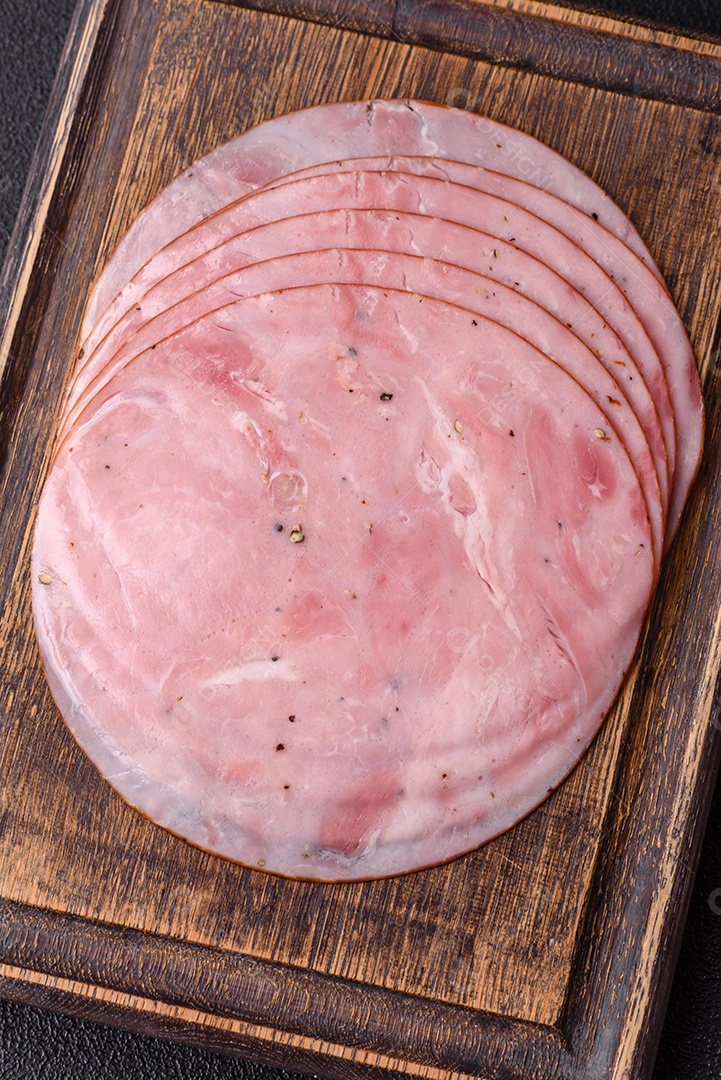 A imagem mostra fatias de presunto, um produto alimentar popular feito a partir da perna do porco