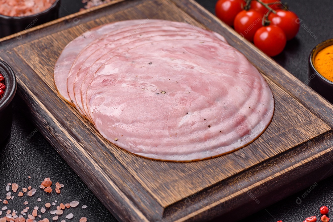 A imagem mostra fatias de presunto, um produto alimentar popular feito a partir da perna do porco