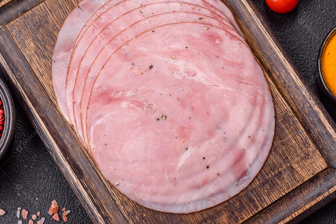 A imagem mostra fatias de presunto, um produto alimentar popular feito a partir da perna do porco