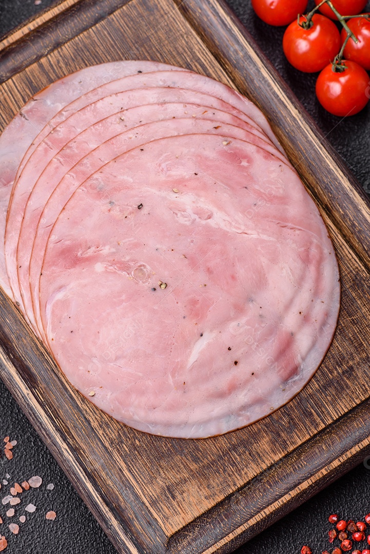 A imagem mostra fatias de presunto, um produto alimentar popular feito a partir da perna do porco