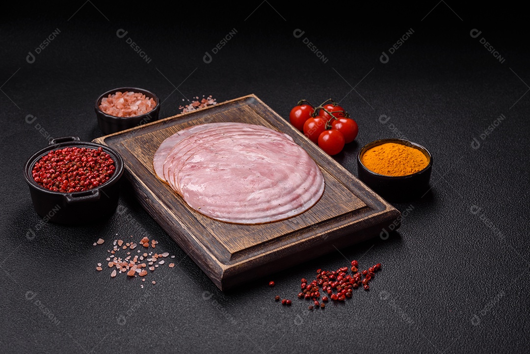 A imagem mostra fatias de presunto, um produto alimentar popular feito a partir da perna do porco