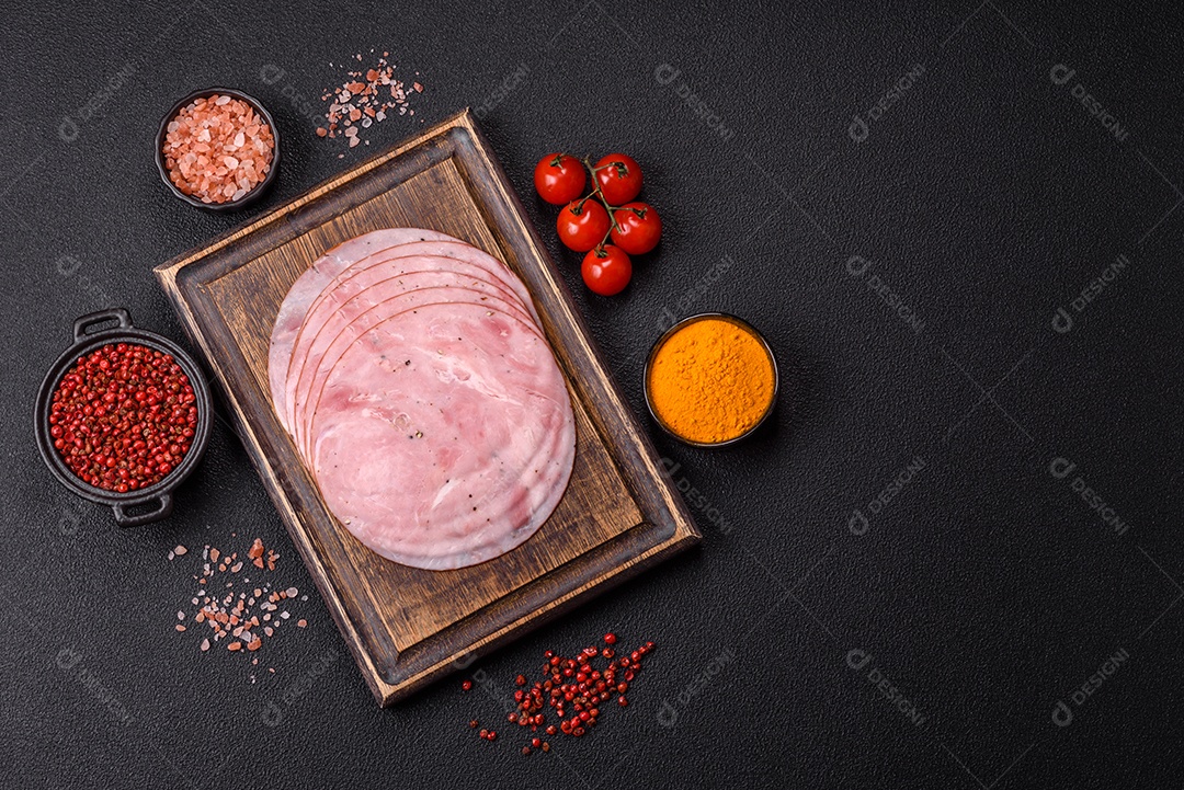 A imagem mostra fatias de presunto, um produto alimentar popular feito a partir da perna do porco