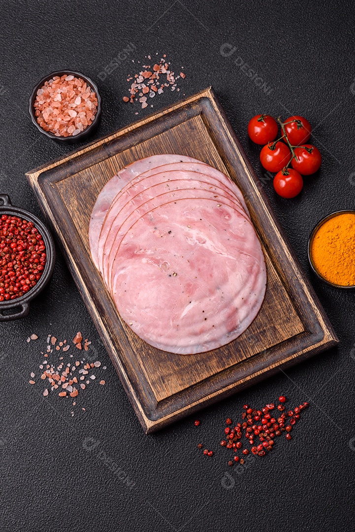 A imagem mostra fatias de presunto, um produto alimentar popular feito a partir da perna do porco