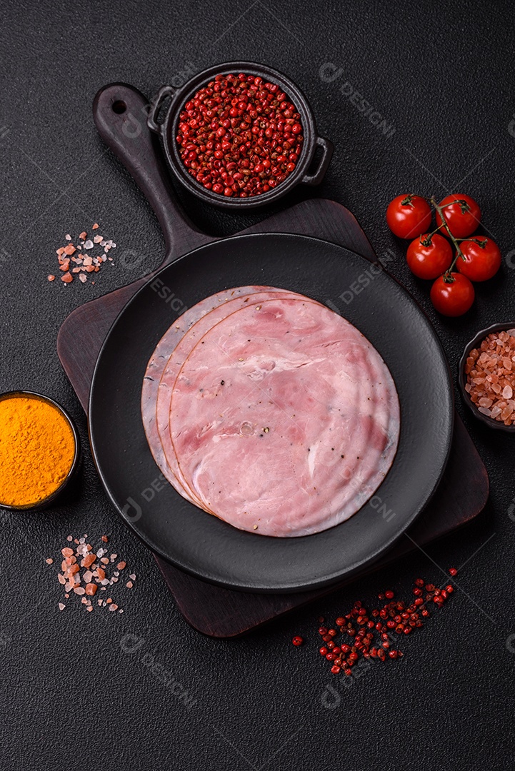 A imagem mostra fatias de presunto, um produto alimentar popular feito a partir da perna do porco