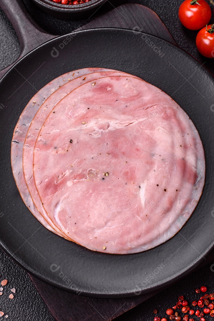 A imagem mostra fatias de presunto, um produto alimentar popular feito a partir da perna do porco