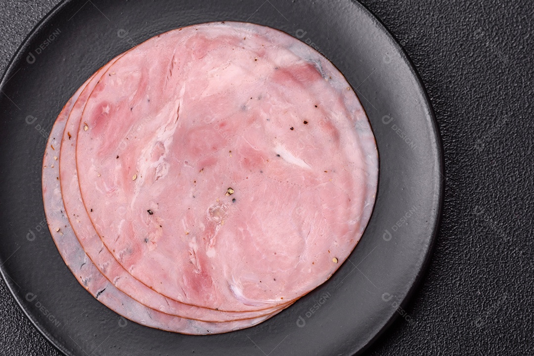 A imagem mostra fatias de presunto, um produto alimentar popular feito a partir da perna do porco