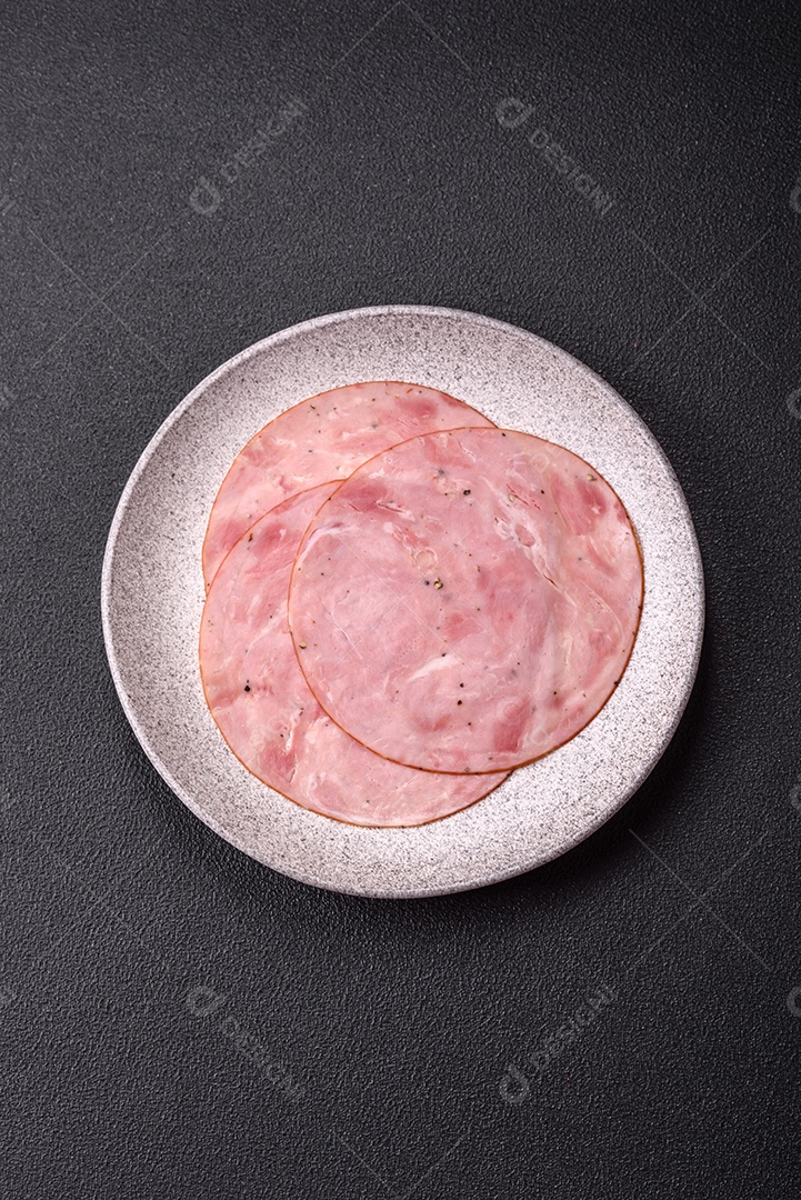 A imagem mostra fatias de presunto, um produto alimentar popular feito a partir da perna do porco