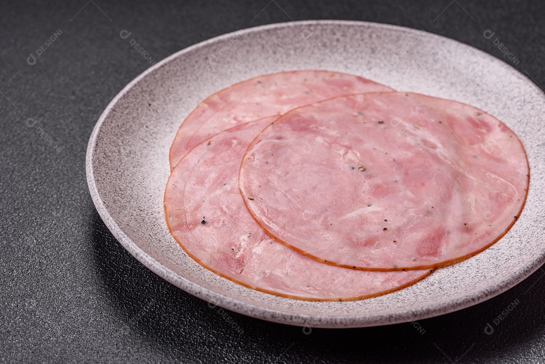 A imagem mostra fatias de presunto, um produto alimentar popular feito a partir da perna do porco