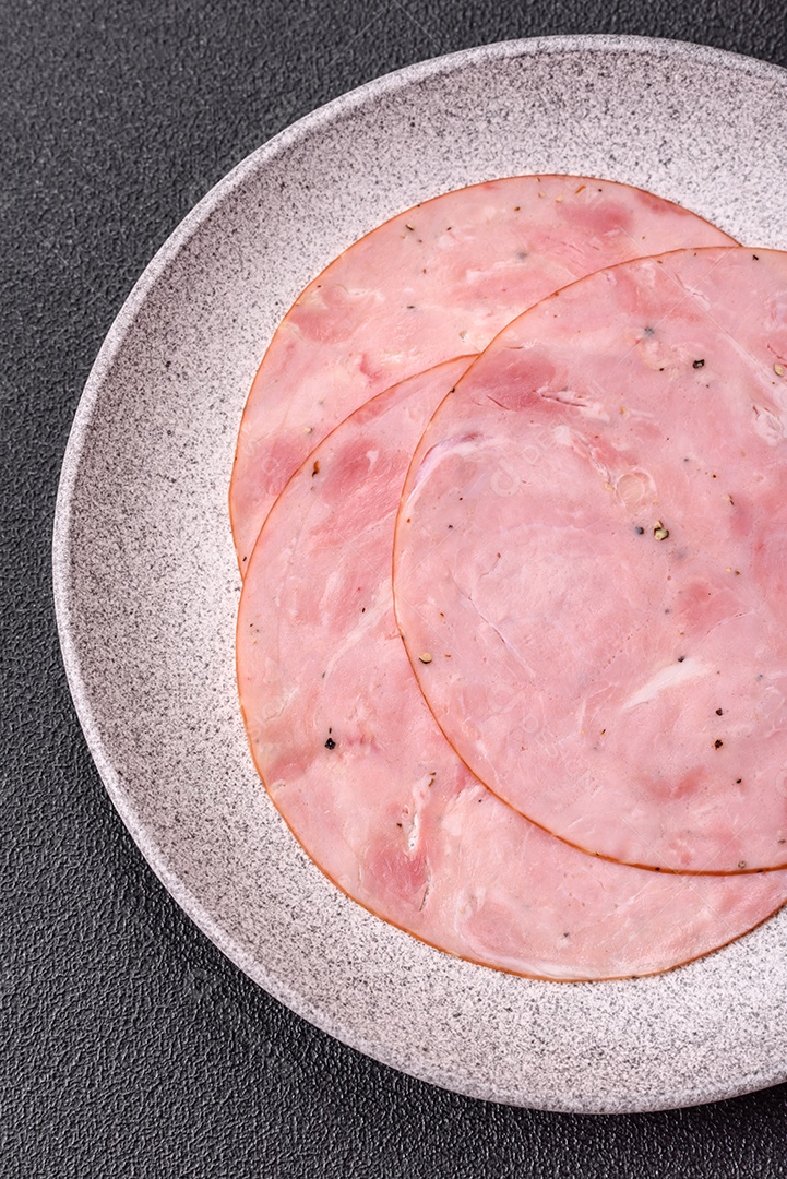 A imagem mostra fatias de presunto, um produto alimentar popular feito a partir da perna do porco