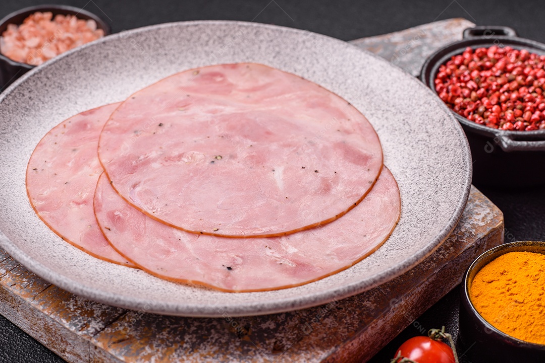 A imagem mostra fatias de presunto, um produto alimentar popular feito a partir da perna do porco