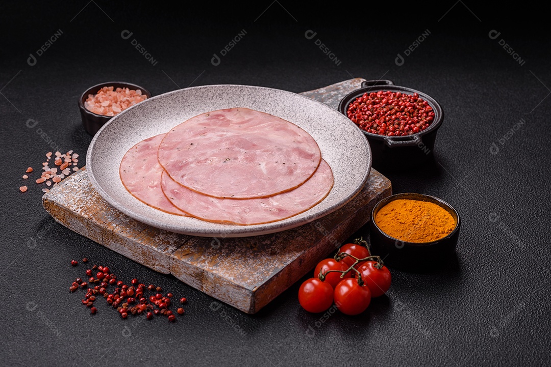 A imagem mostra fatias de presunto, um produto alimentar popular feito a partir da perna do porco