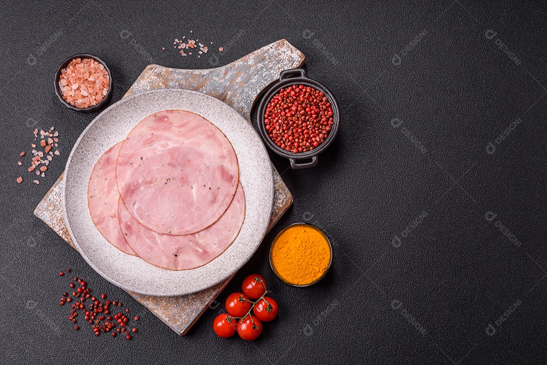 A imagem mostra fatias de presunto, um produto alimentar popular feito a partir da perna do porco