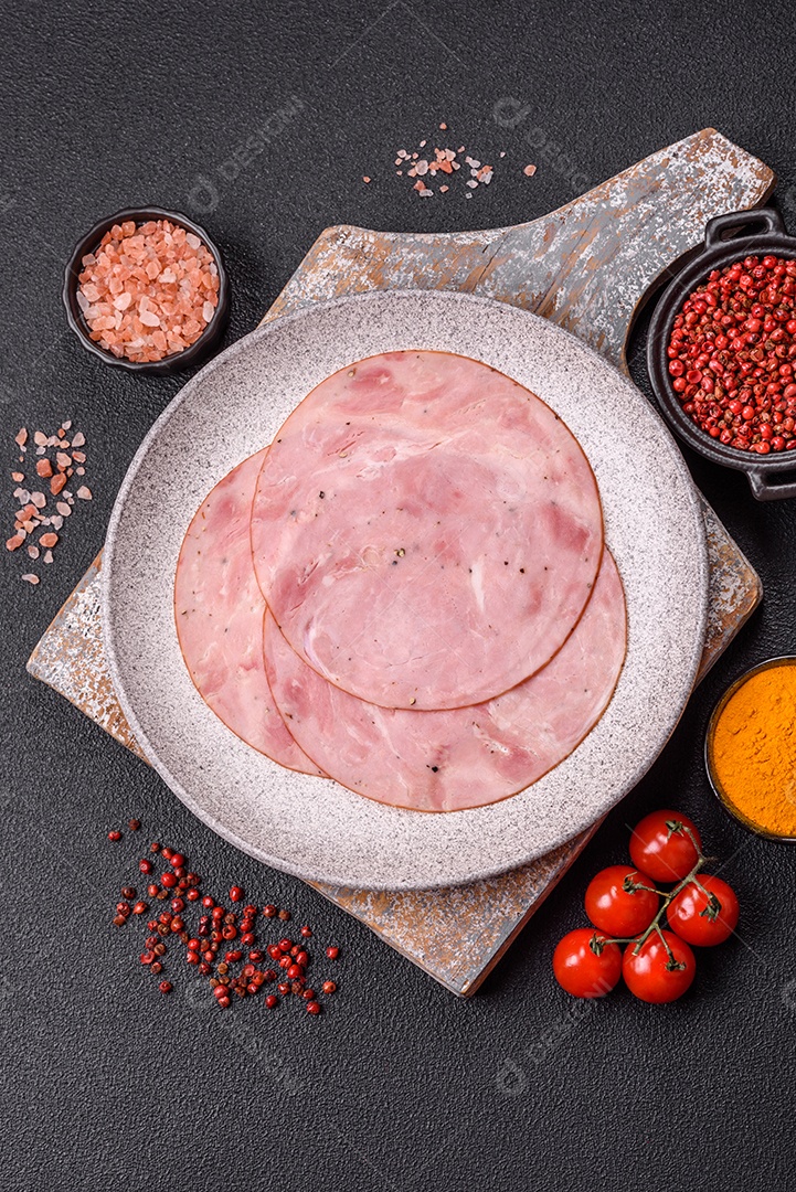 A imagem mostra fatias de presunto, um produto alimentar popular feito a partir da perna do porco