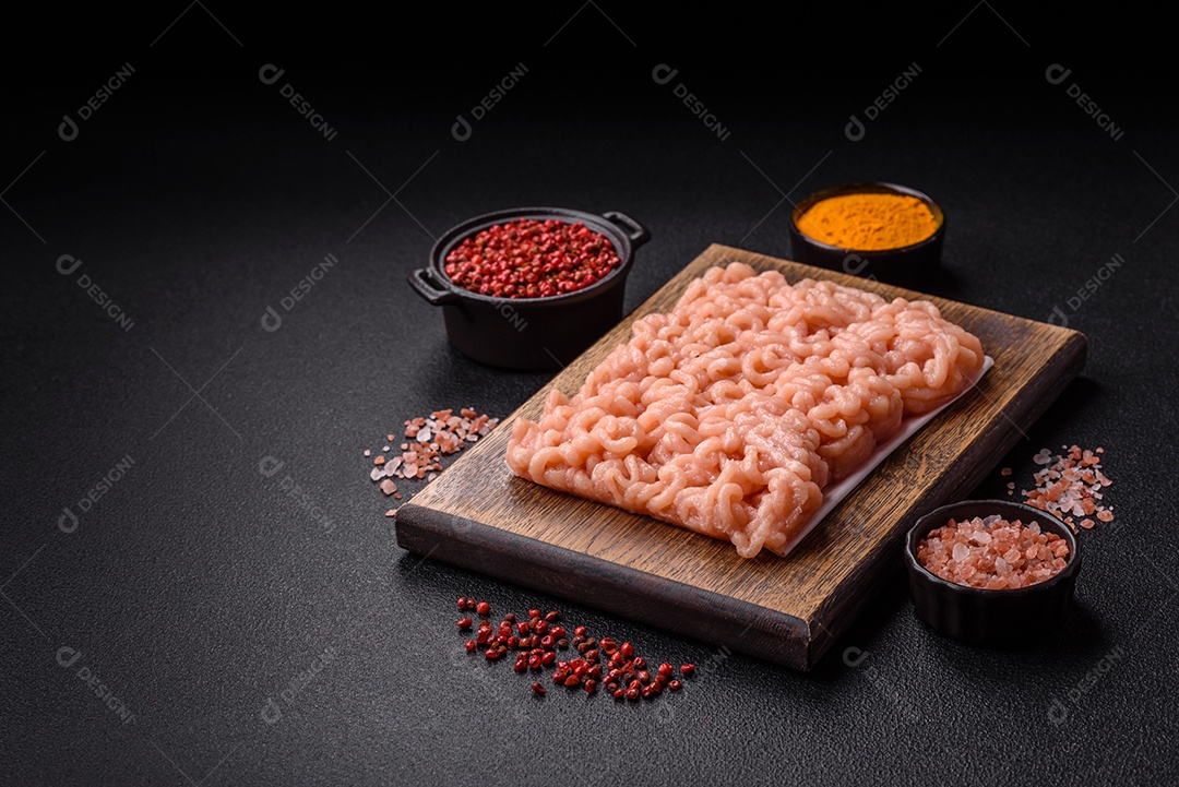 A imagem mostra ingredientes para preparar uma refeição, com destaque para a carne moída