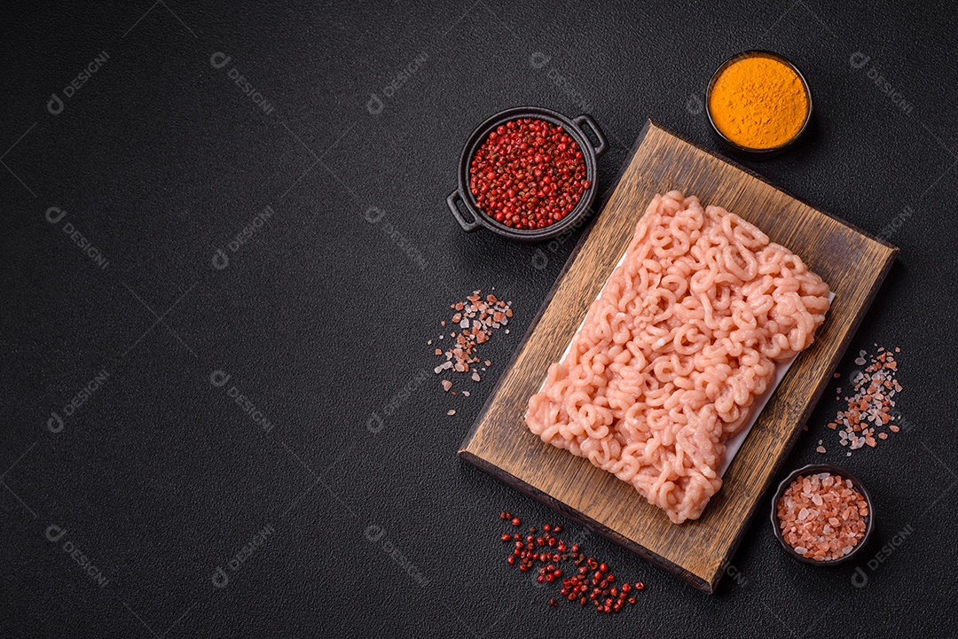 A imagem mostra ingredientes para preparar uma refeição, com destaque para a carne moída