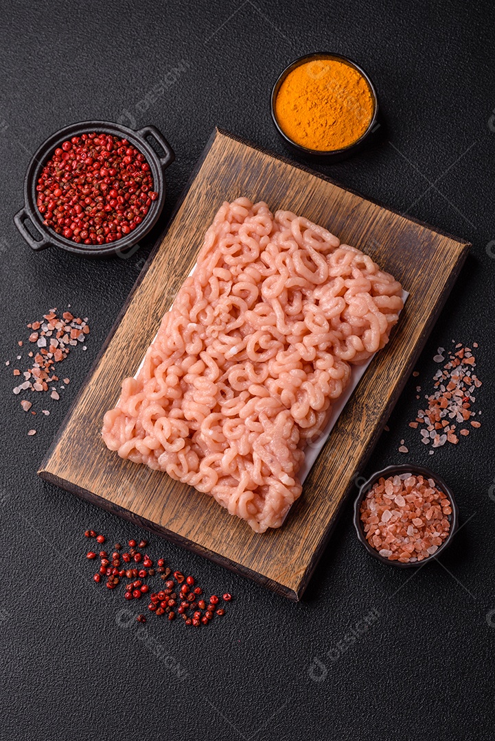 A imagem mostra ingredientes para preparar uma refeição, com destaque para a carne moída