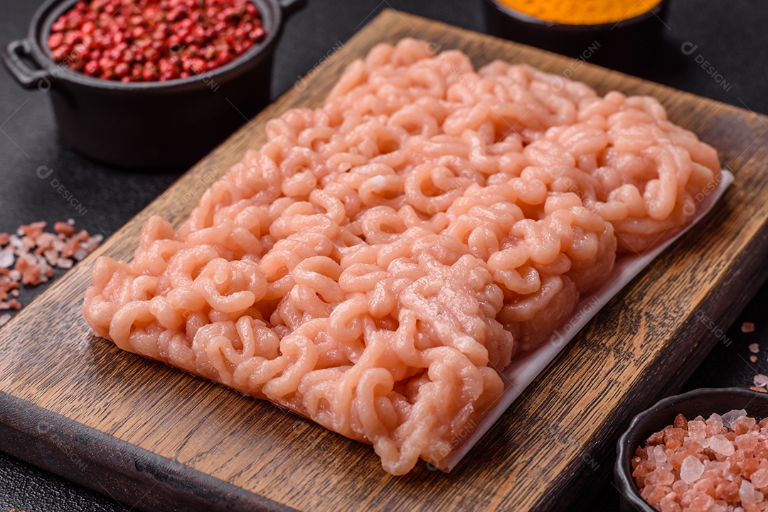 A imagem mostra ingredientes para preparar uma refeição, com destaque para a carne moída