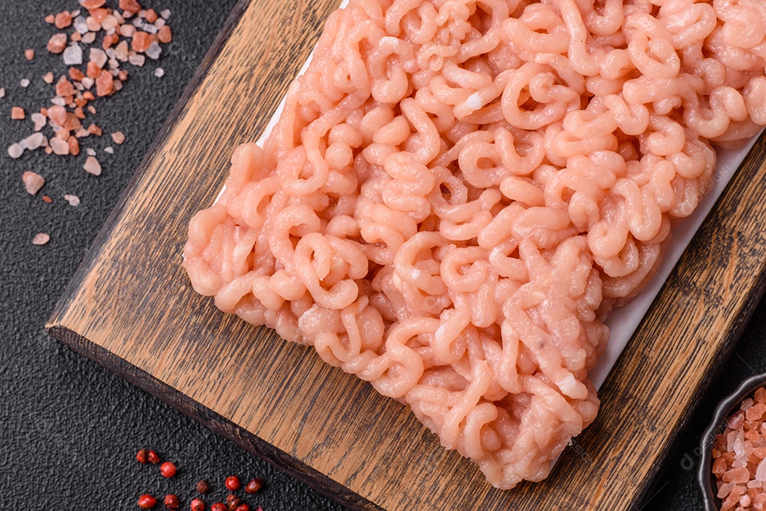 A imagem mostra ingredientes para preparar uma refeição, com destaque para a carne moída