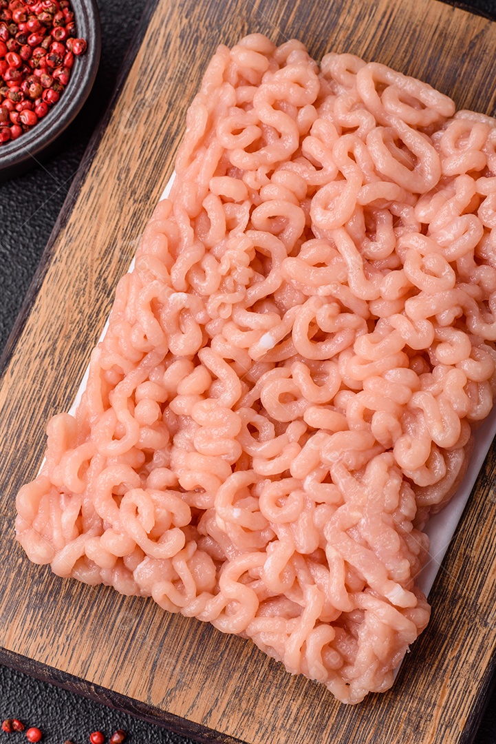 A imagem mostra ingredientes para preparar uma refeição, com destaque para a carne moída