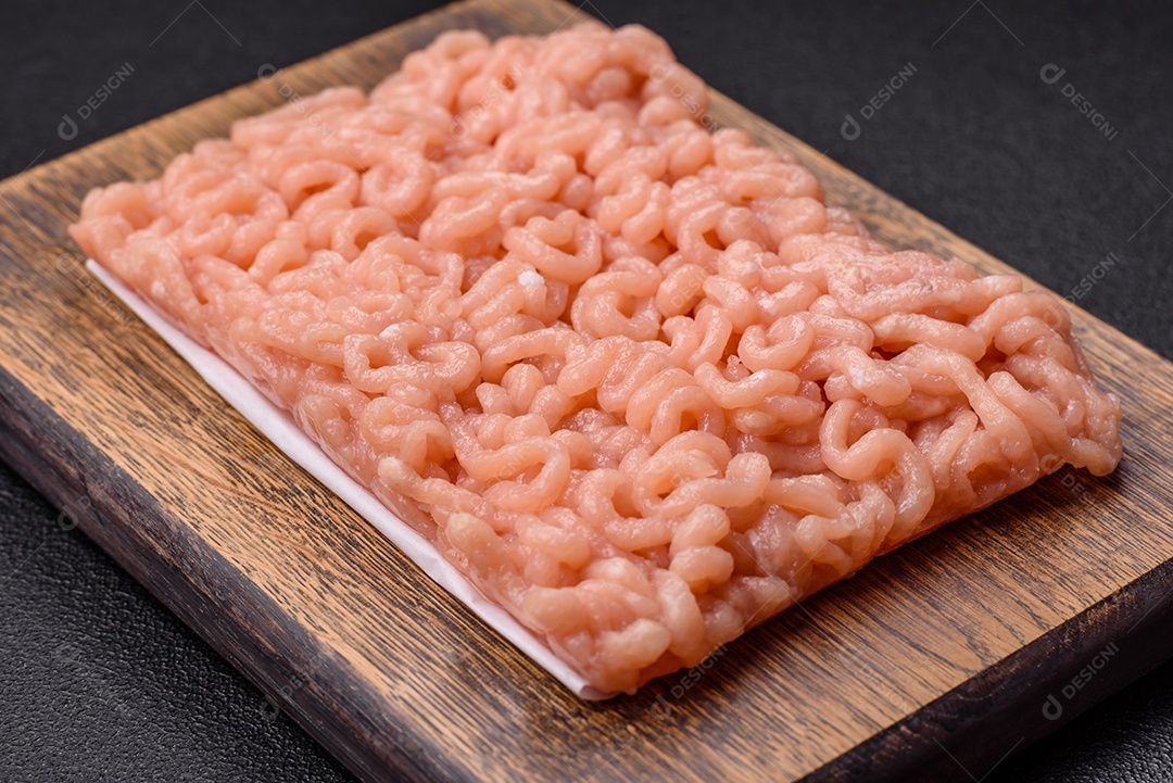 A imagem mostra ingredientes para preparar uma refeição, com destaque para a carne moída