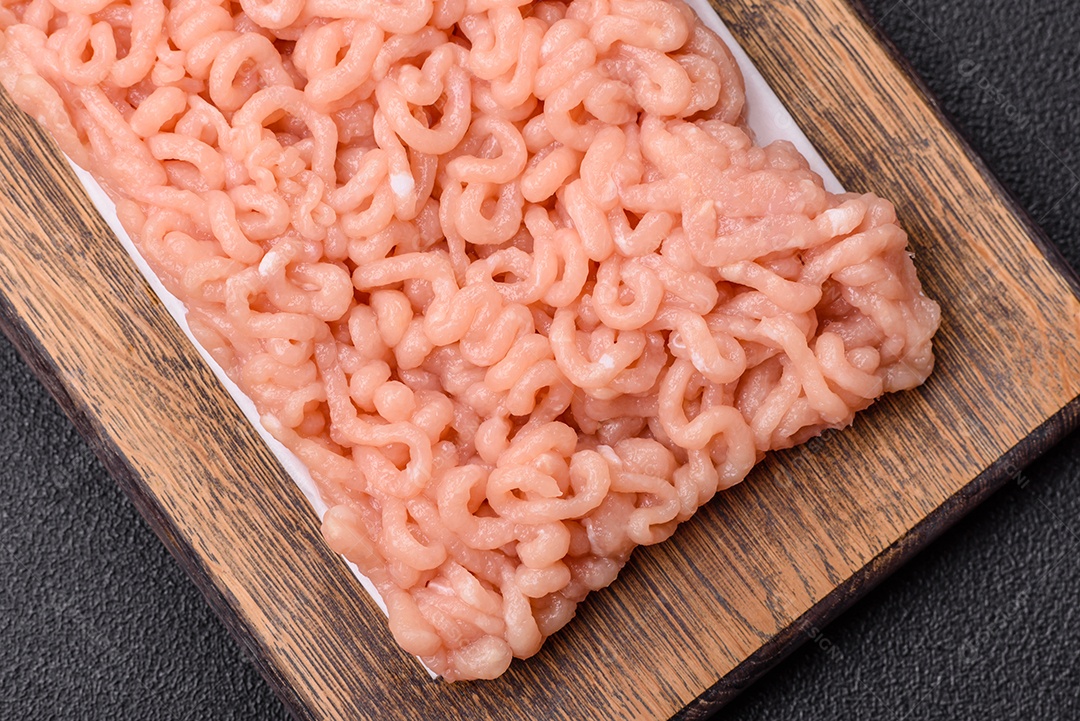 A imagem mostra ingredientes para preparar uma refeição, com destaque para a carne moída