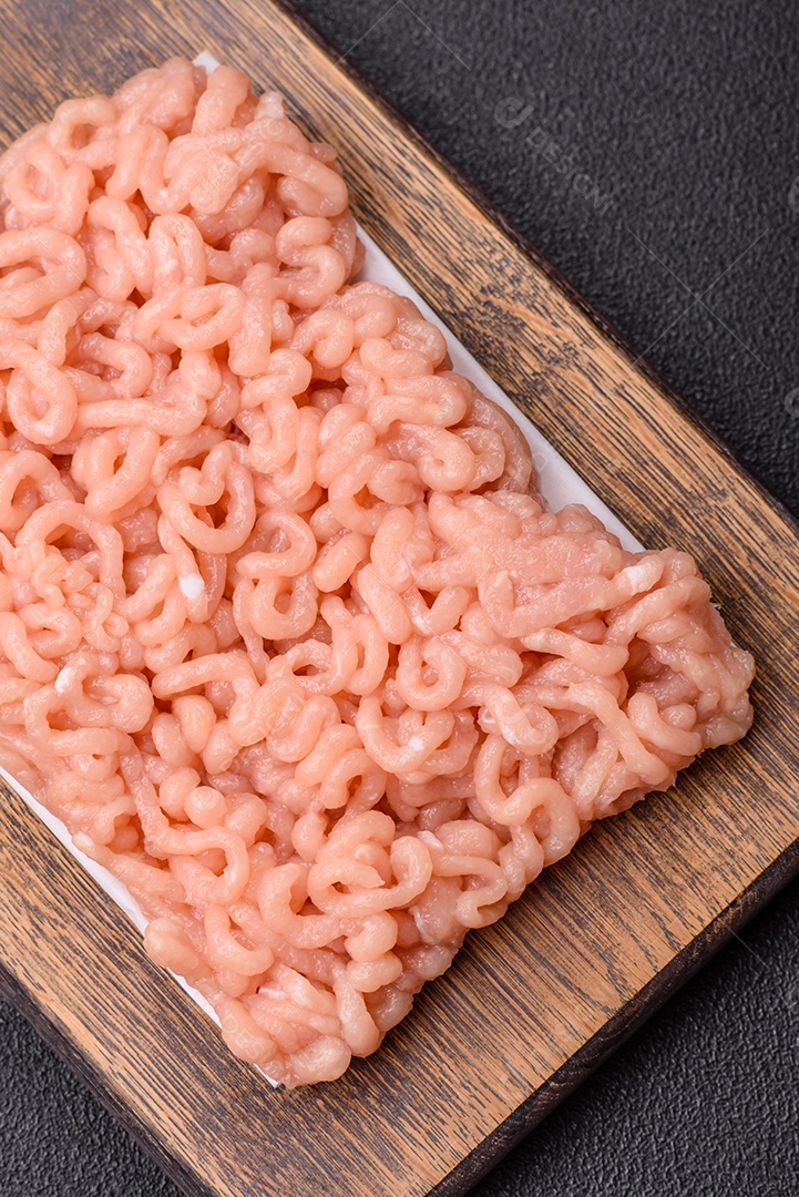 A imagem mostra carne moída crua, que é carne bovina triturada.