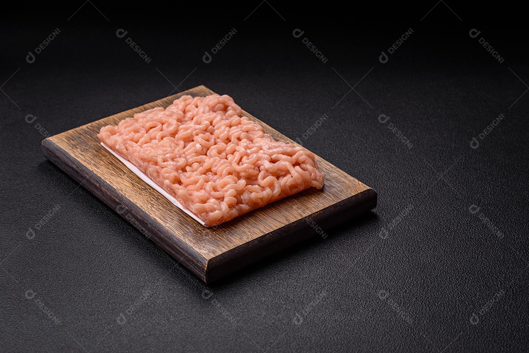 A imagem mostra ingredientes para preparar uma refeição, com destaque para a carne moída