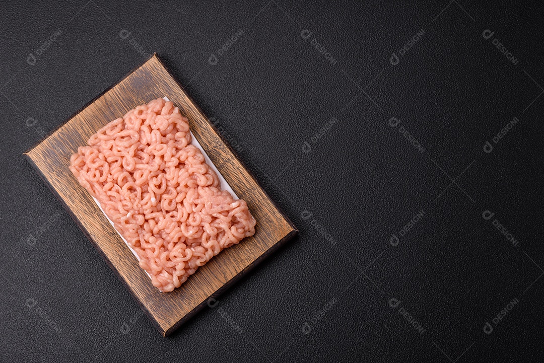 A imagem mostra ingredientes para preparar uma refeição, com destaque para a carne moída