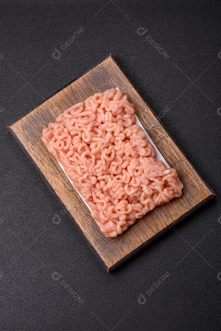 A imagem mostra ingredientes para preparar uma refeição, com destaque para a carne moída