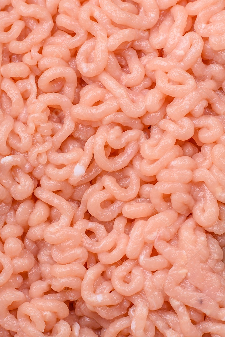 A imagem mostra ingredientes para preparar uma refeição, com destaque para a carne moída