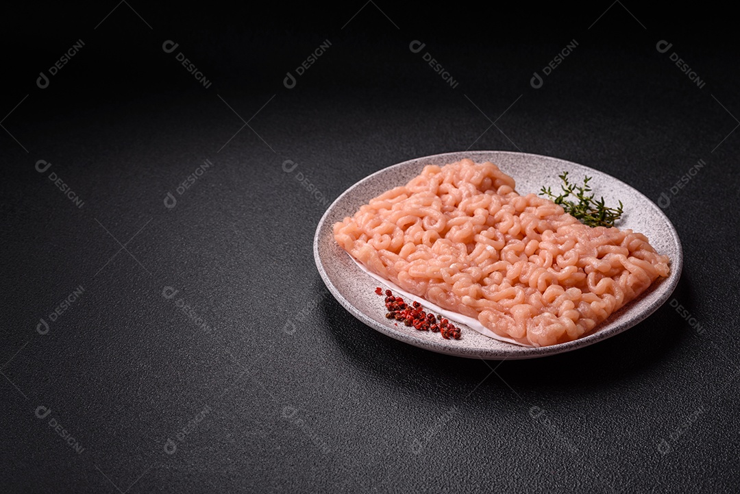 A imagem mostra dois hambúrgueres (ou bifes de carne moída) em um prato preto, acompanhados por tomates cereja