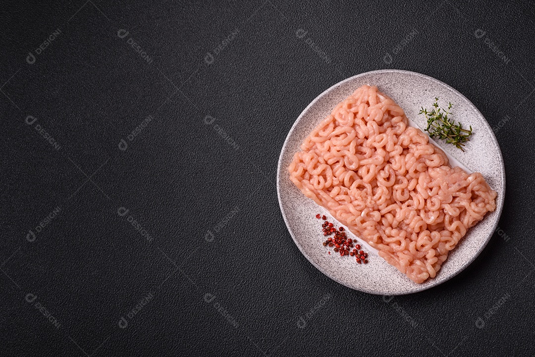 A imagem mostra ingredientes para preparar uma refeição, com destaque para a carne moída