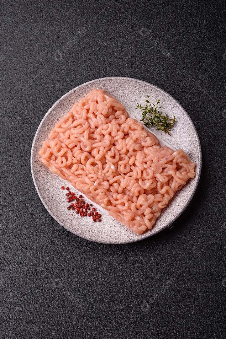 A imagem mostra ingredientes para preparar uma refeição, com destaque para a carne moída