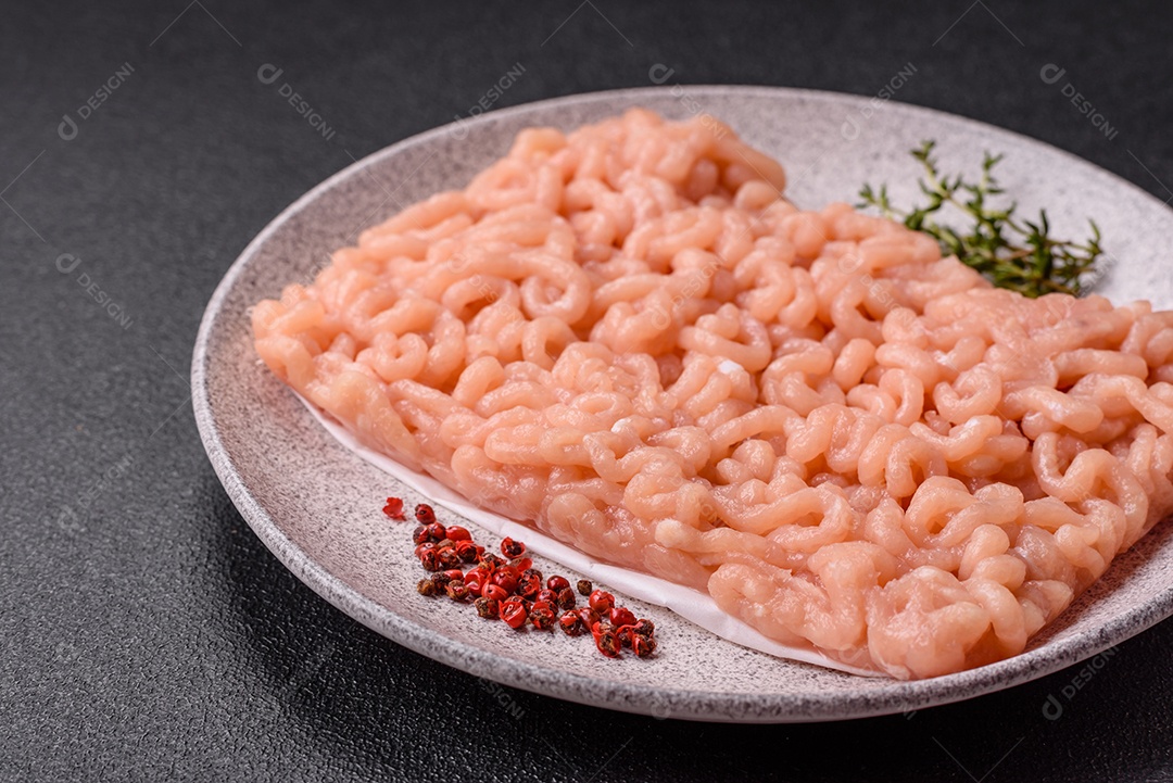 A imagem mostra ingredientes para preparar uma refeição, com destaque para a carne moída