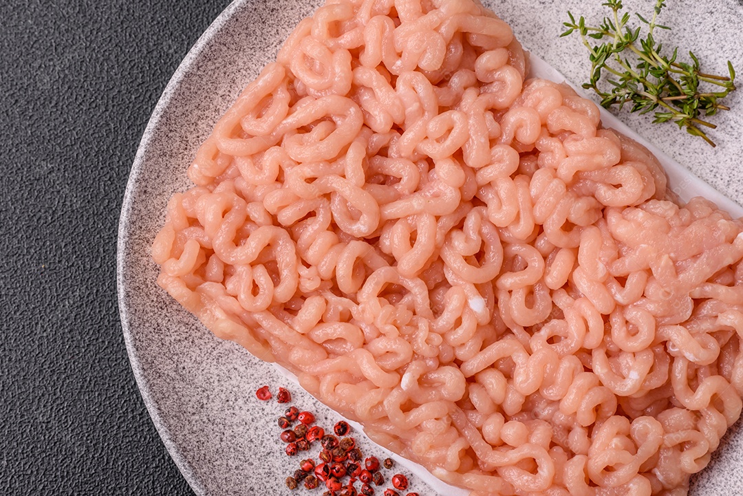 A imagem mostra ingredientes para preparar uma refeição, com destaque para a carne moída