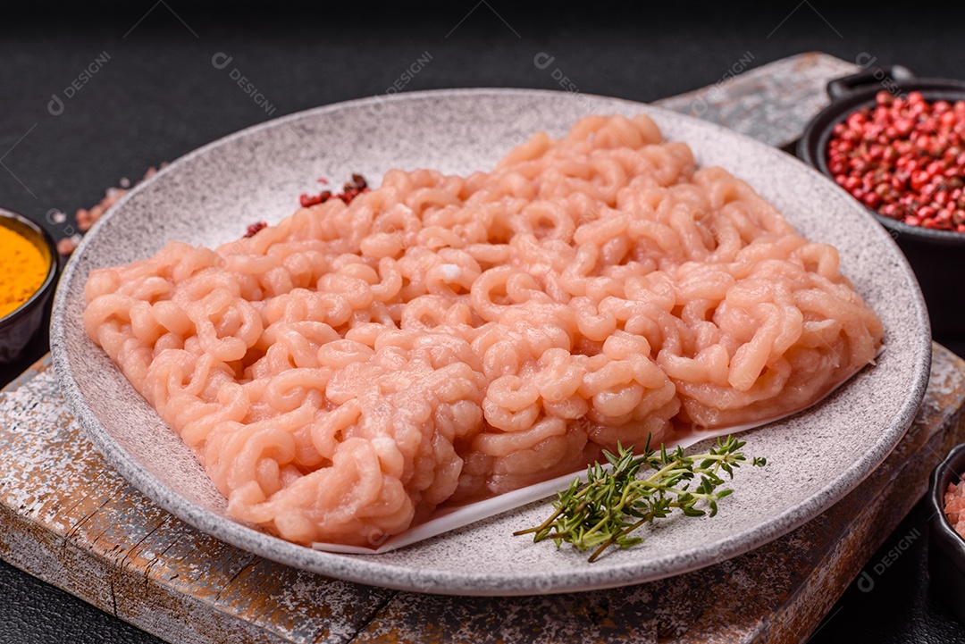 A imagem mostra ingredientes para preparar uma refeição, com destaque para a carne moída