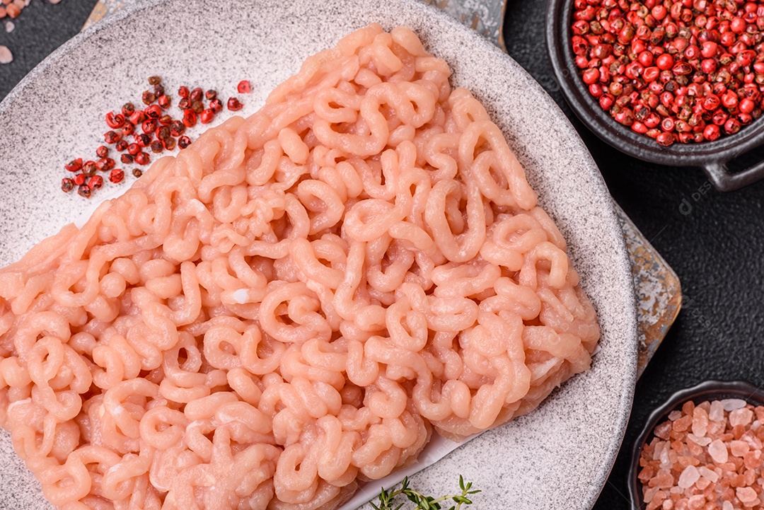 A imagem mostra ingredientes para preparar uma refeição, com destaque para a carne moída