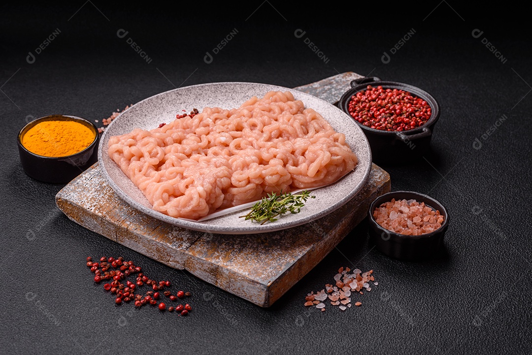 A imagem mostra ingredientes para preparar uma refeição, com destaque para a carne moída